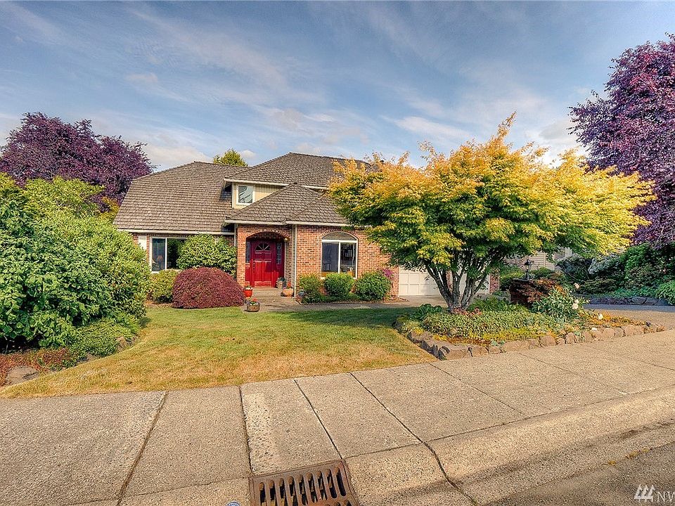 Wonderful corner lot means lot lots of privacy!