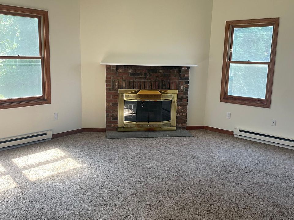 Living room High ceilings w Fireplace