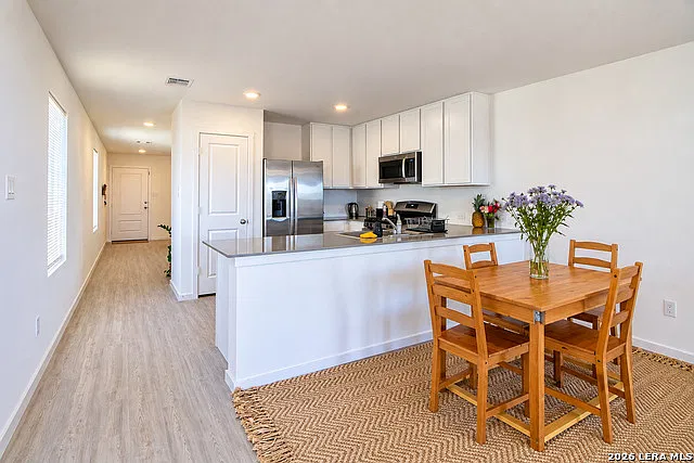 3 bed, 2.0 bath, 1350 sqft, $1,575 — Photo 4