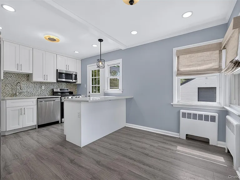 121 Sheridan Ave — Photo 6