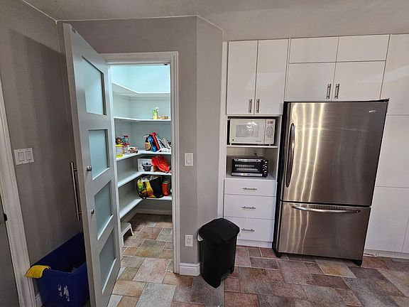5th image of 609 Middlewoods Dr