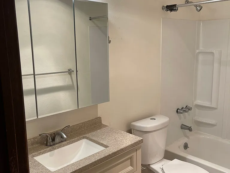Updated full size bathroom