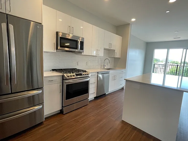 205 Maverick St #413 — Photo 1