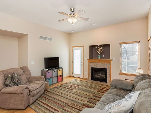 4th image of 887 W Cherry St