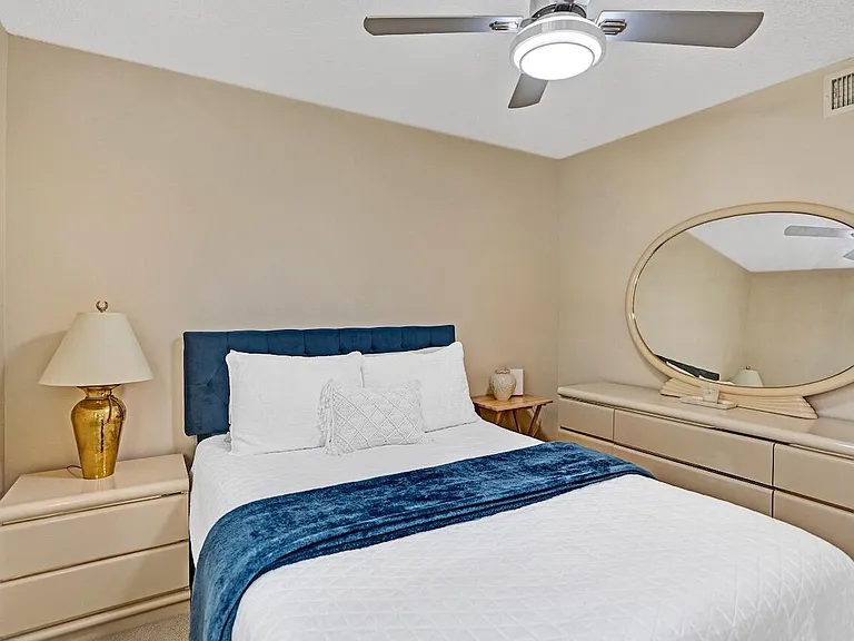 107 Half Moon Cir #H1 — Photo 34