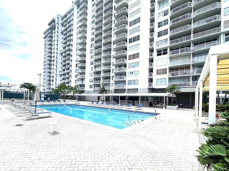 18021 Biscayne Blvd #702 — Photo 8