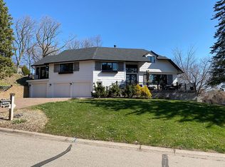 4650 Nine Oaks Cir, Bloomington, MN 55437