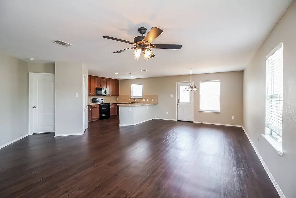 3 bed, 2.0 bath, 1751 sqft, $2,180 — Photo 4