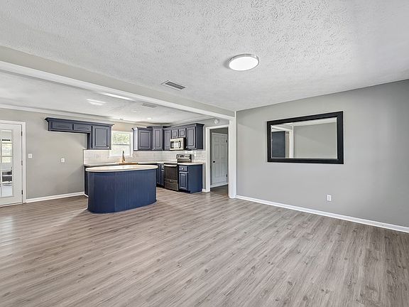 3rd image of 553 Iris Rd
