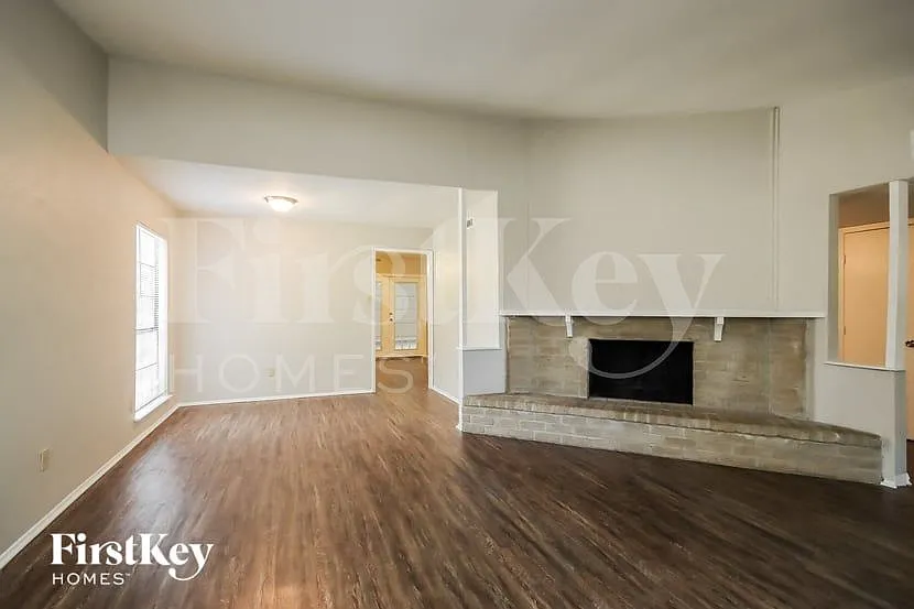 3 bed, 2.0 bath, 1929 sqft, $1,945 — Photo 3