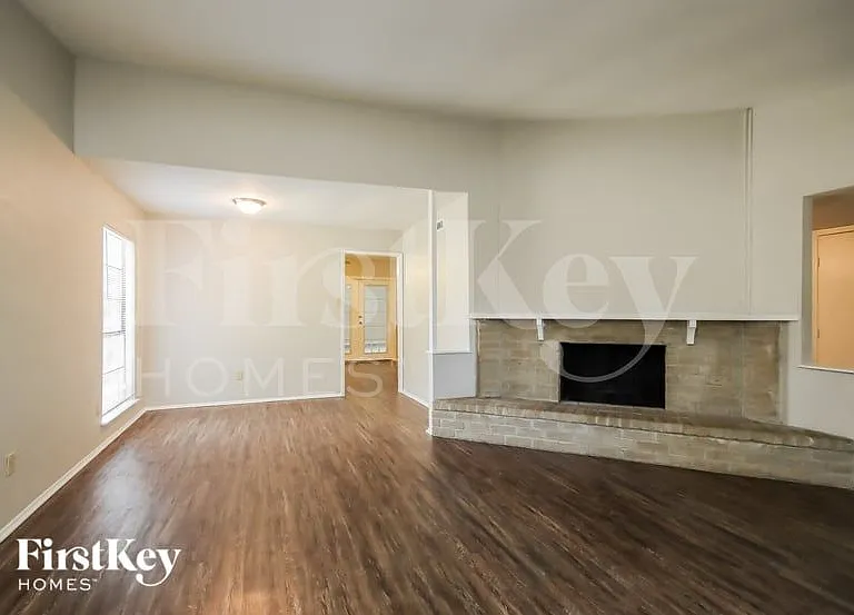 14658 Meyersville Dr — Photo 3