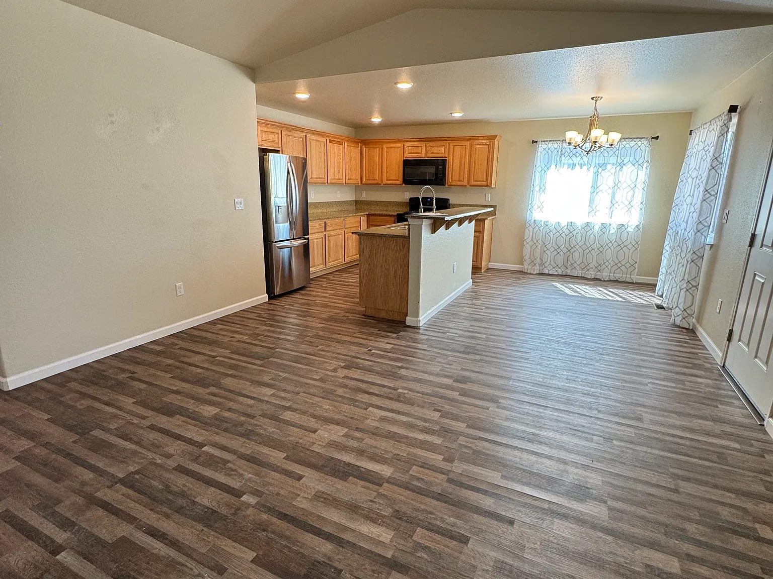 3 bed, 1244 sqft, $2,200 — Photo 2