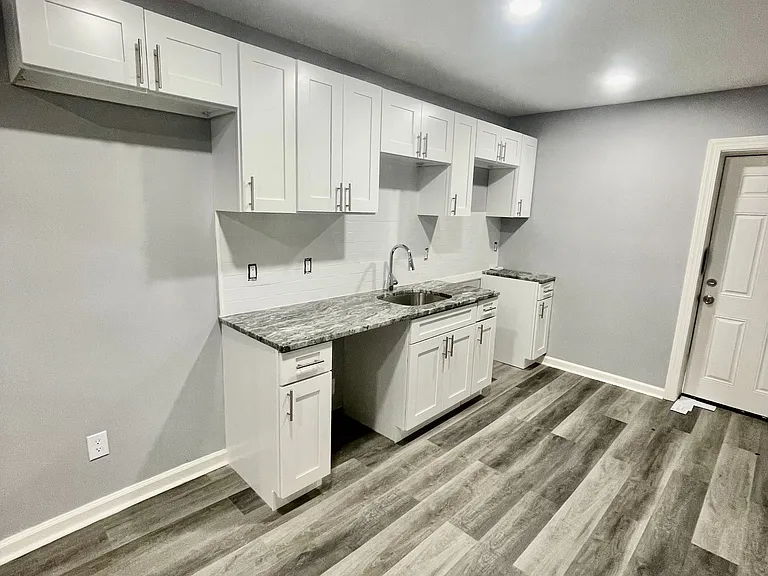 3901 Poplar St — Photo 3