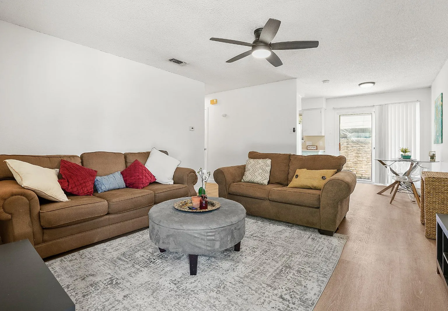 2 bed, 1.0 bath, 833 sqft, $1,450 — Photo 2