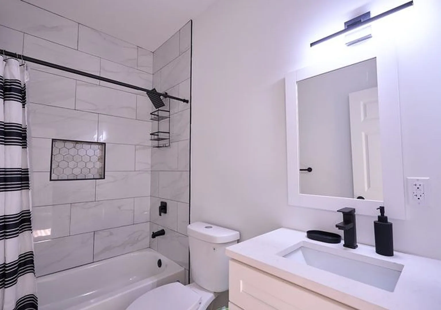 Room in 6 Bedroom Home in Decatur — Photo 3