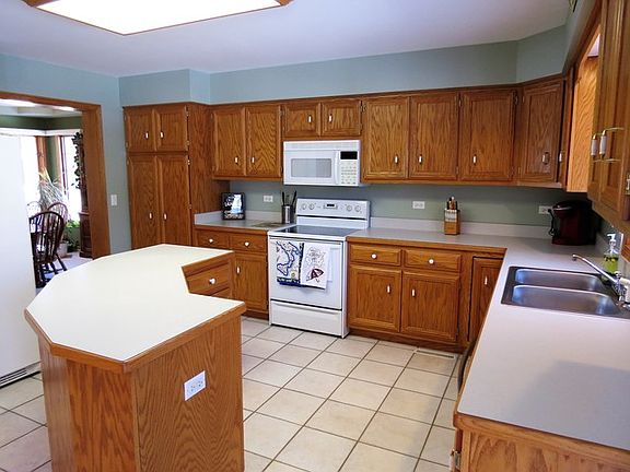 5th image of 347 Carey Ct
