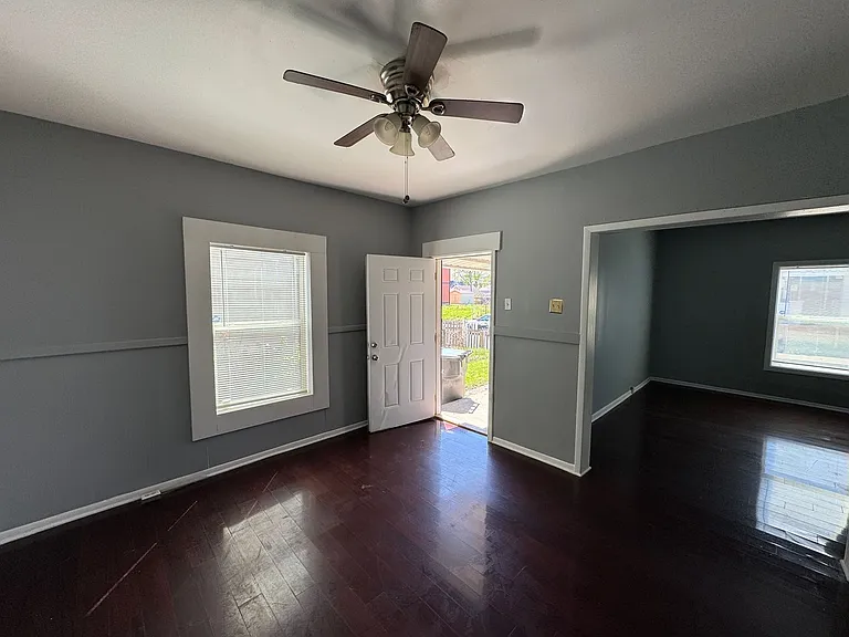 439 N Forest Ave — Photo 4