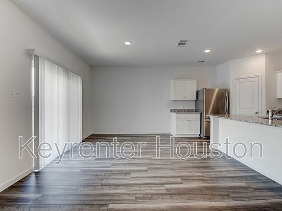 5th image of 515 Halifax Ct
