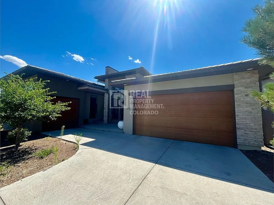 Luxury Living at Its Finest in Castle Pines — Photo 2
