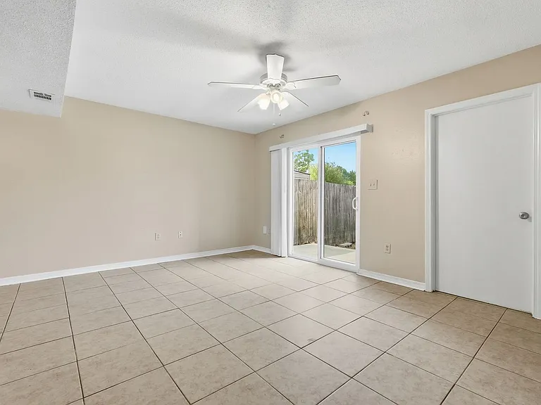 1807 Whispering Oaks Ln — Photo 14