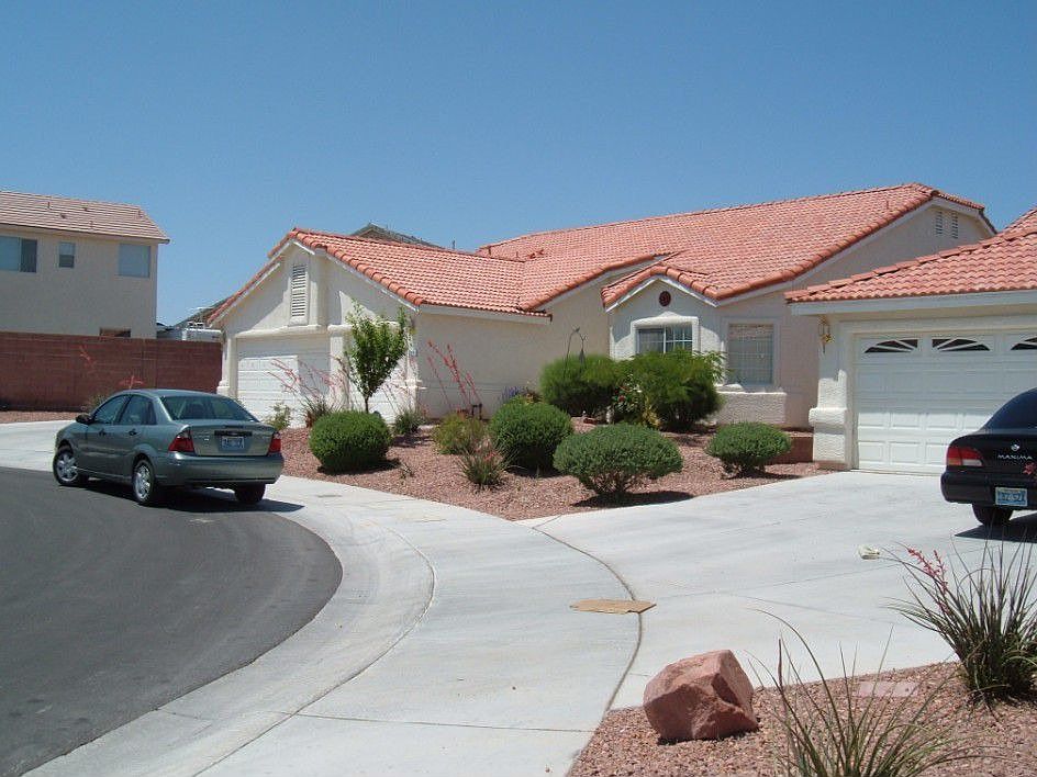 View NW from sidewalk May '06