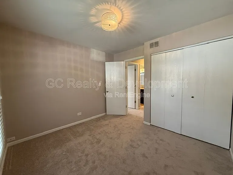 1686 Grosvenor Cir #B — Photo 17