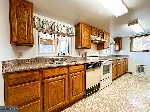 5th image of 25023 Parkland Dr