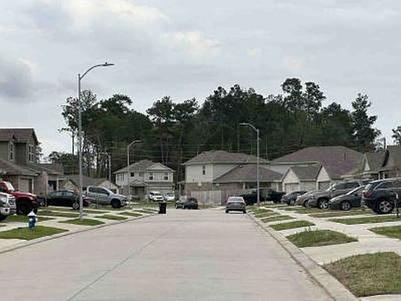 Exterior Neighborhood (street photo)