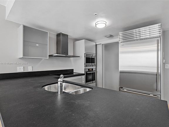 5th image of 18201 Collins Ave #5108