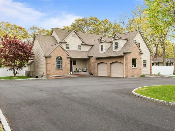 55 Chestnut Street, Mount Sinai, NY 11766