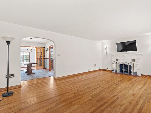 3rd image of 2929 Garfield Ave