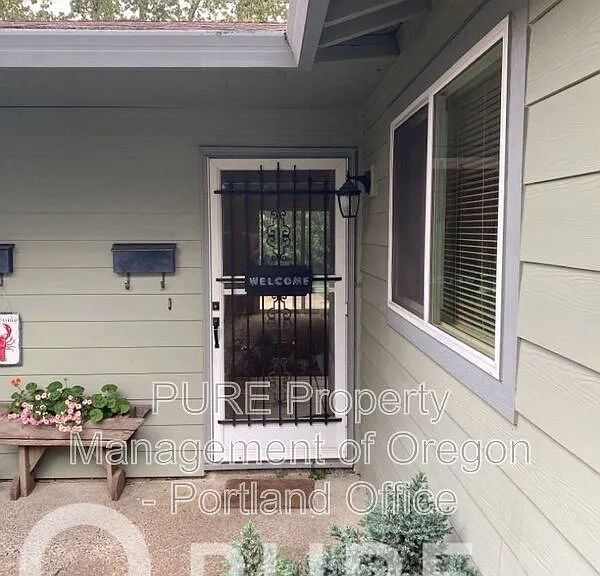 1725 SE 5th St — Photo 4
