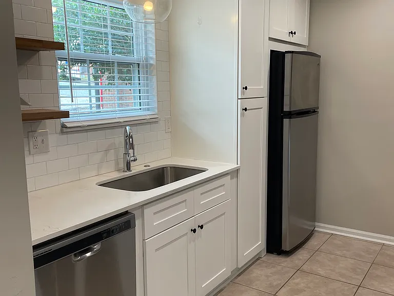 802 Elizabeth Dr — Photo 2