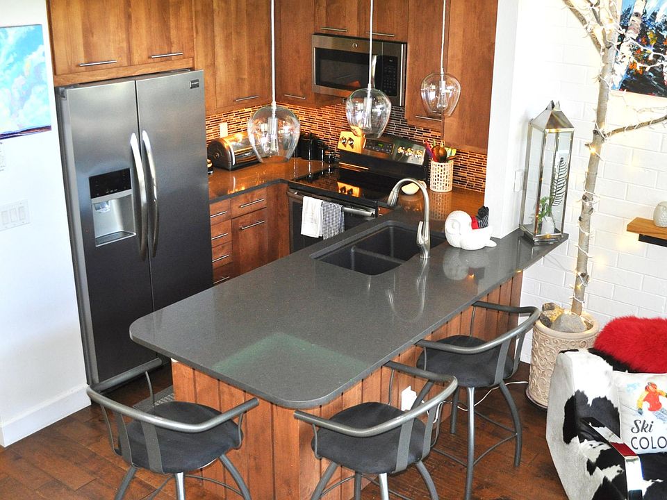 Fully stocked kitchen with bar for 3.
