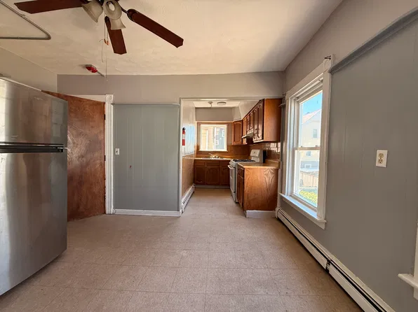 276 Lonsdale Ave Floor 3, Pawtucket, RI 02860