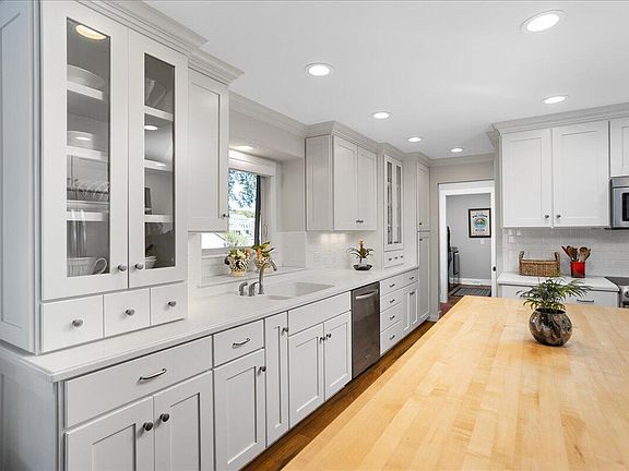 5th image of 7217 Rolling Hills Dr