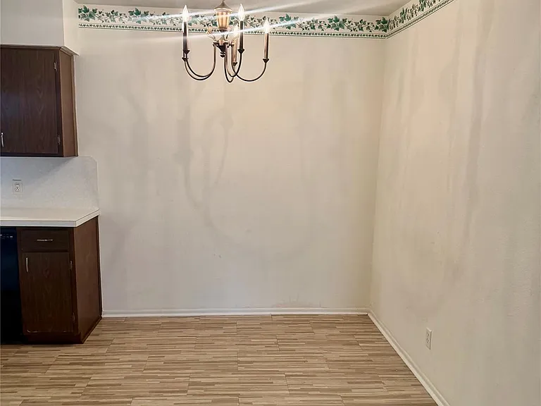 501 E Oak St — Photo 13