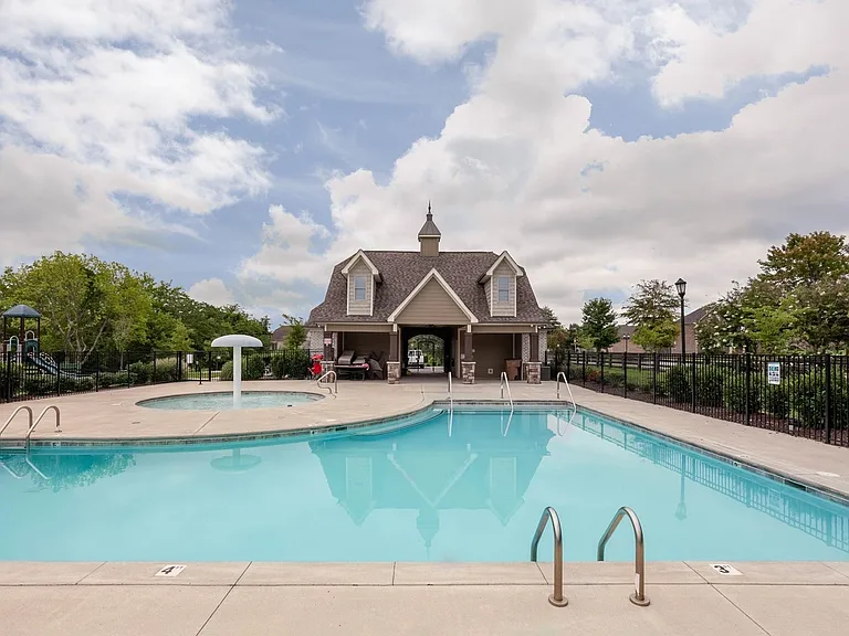 102 Privett Ct — Photo 2