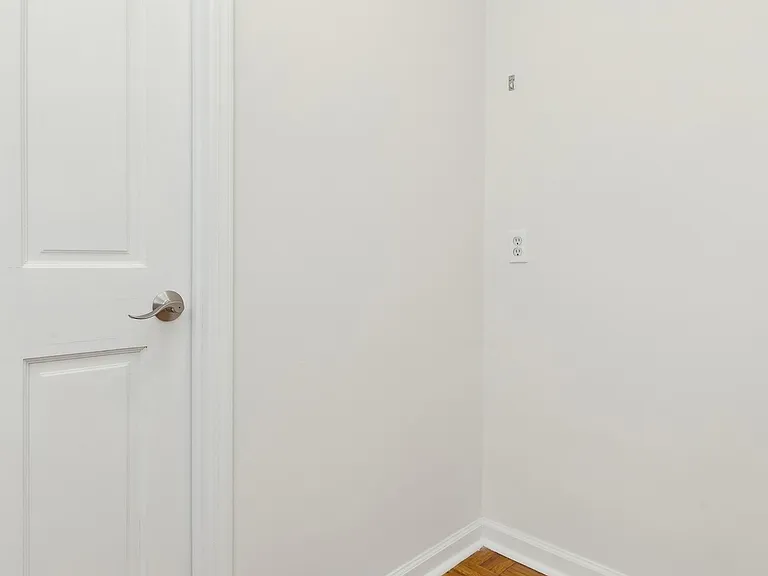 333 W 57th St #7A — Photo 6