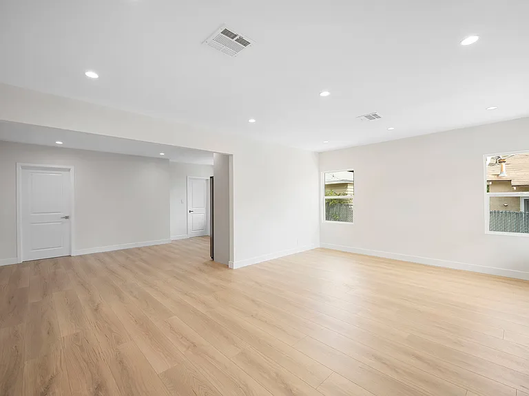 2519 Manhattan Ave — Photo 4