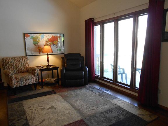 Sitting area by front door