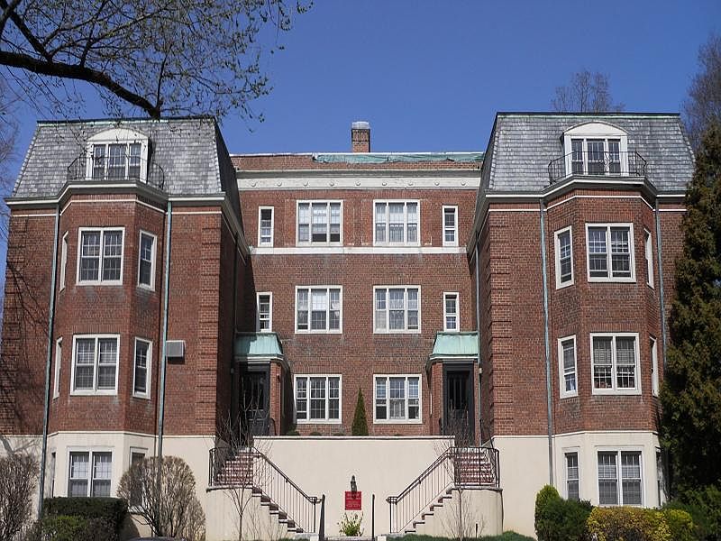 Cozy, Soho-styled studio in the heart of Scarsdale