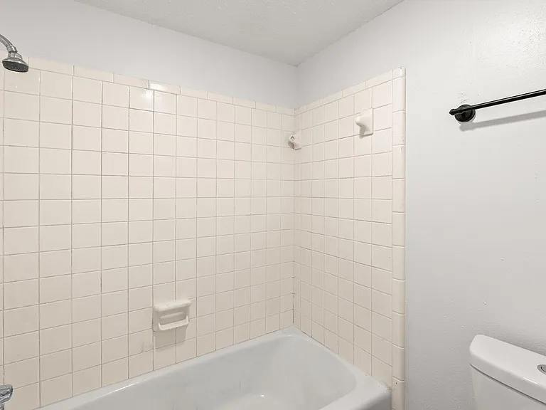 Worthington Apartments — Photo 14