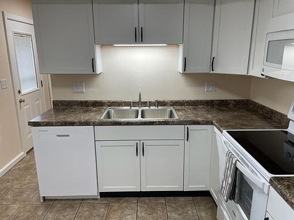 3rd image of 392 Bellaire Dr