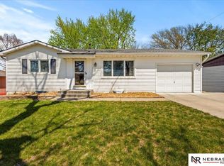 8100 S Cherrywood Dr, Lincoln, NE 68510