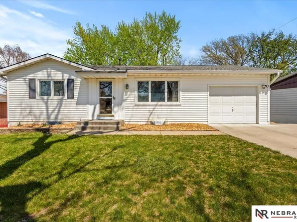 8100 S Cherrywood Dr, Lincoln, NE 68510
