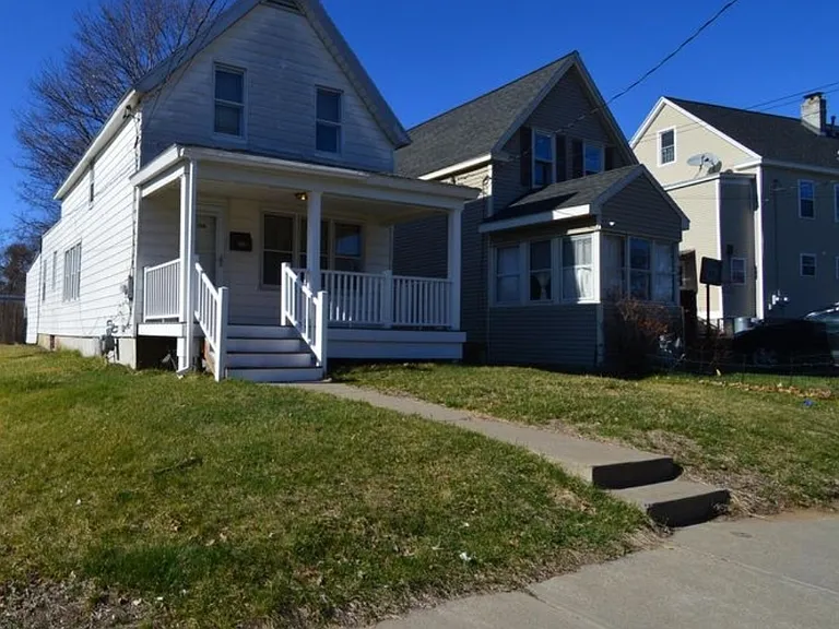 106 Henry St — Photo 3