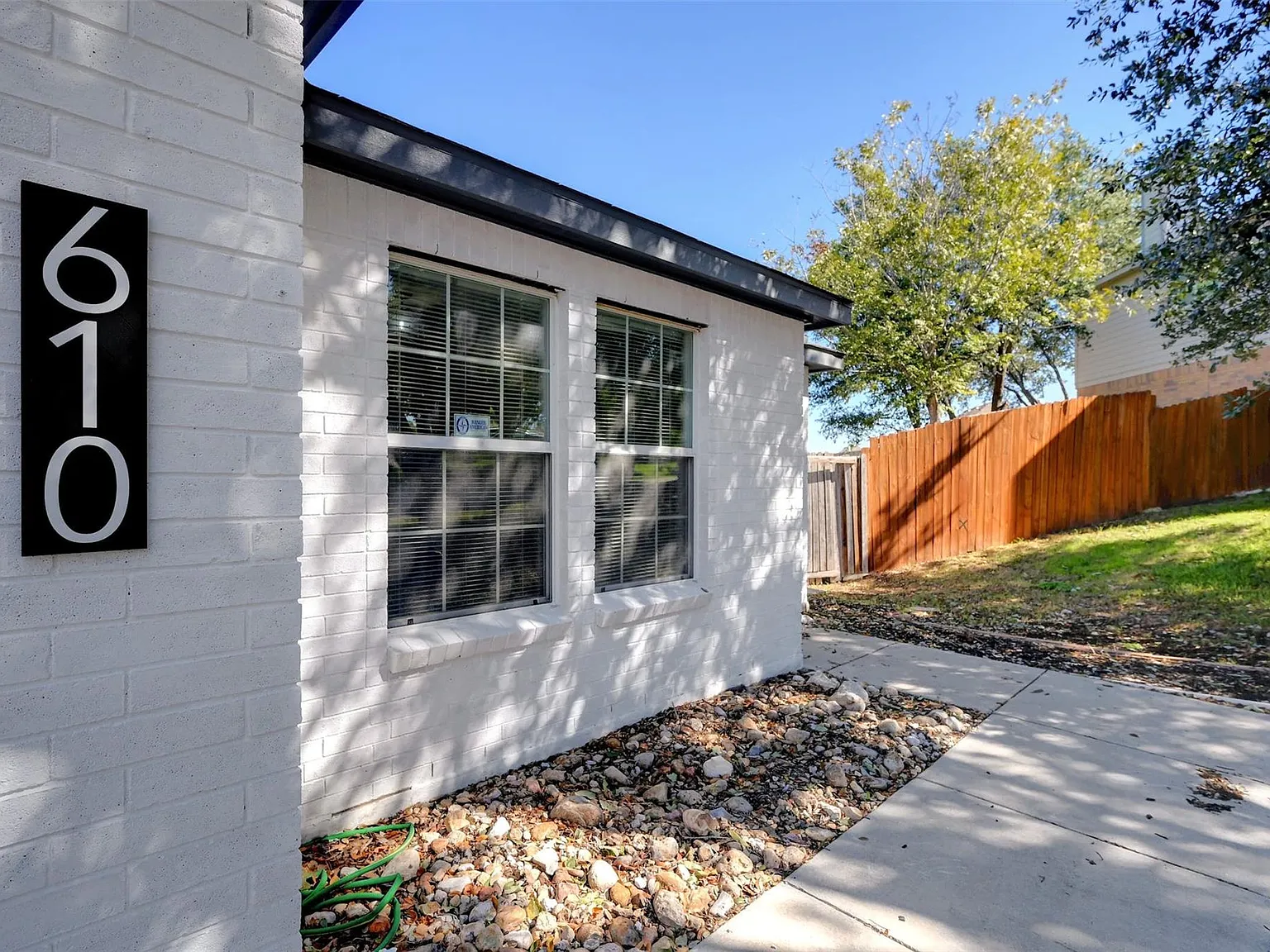 3 bed, 2.0 bath, 1608 sqft, $2,000 — Photo 2