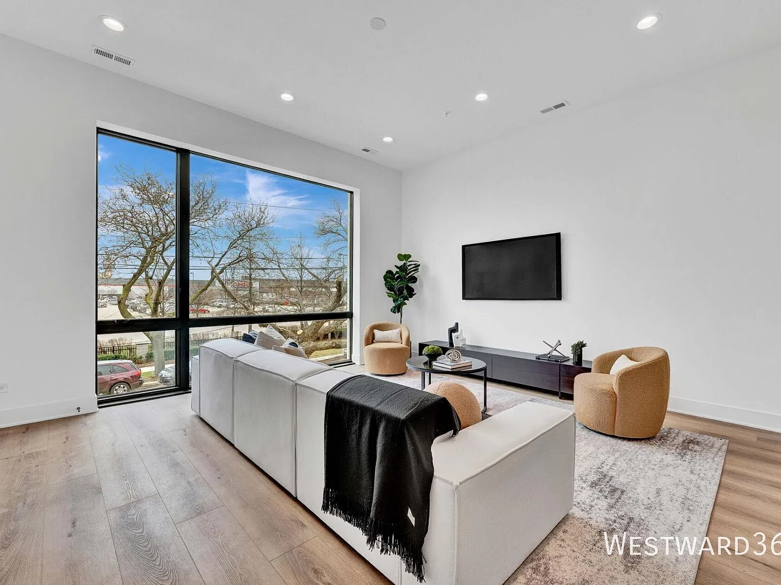Great three bed unit available now! — Photo 2