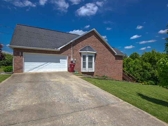3rd image of 1023 Estate Dr
